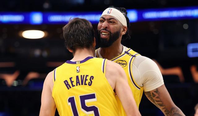 v体育app-完爆3大内线!浓眉统治内线抢戏,雷迪克:现象级