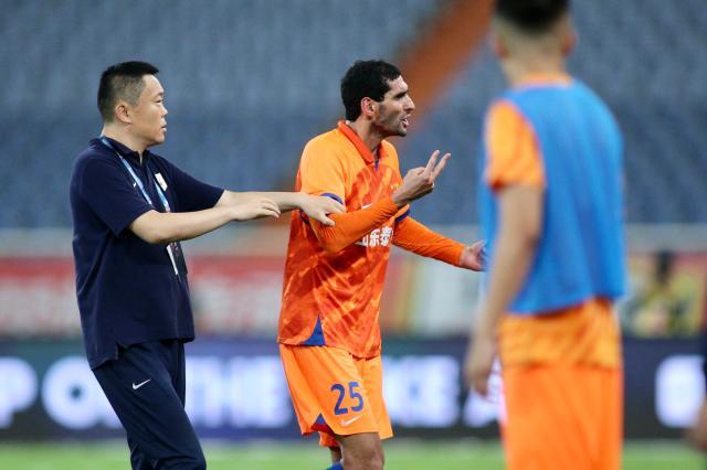 v体育官方入口-又是费莱尼+主裁王哲 首轮吹泰山因漏点被停哨3场